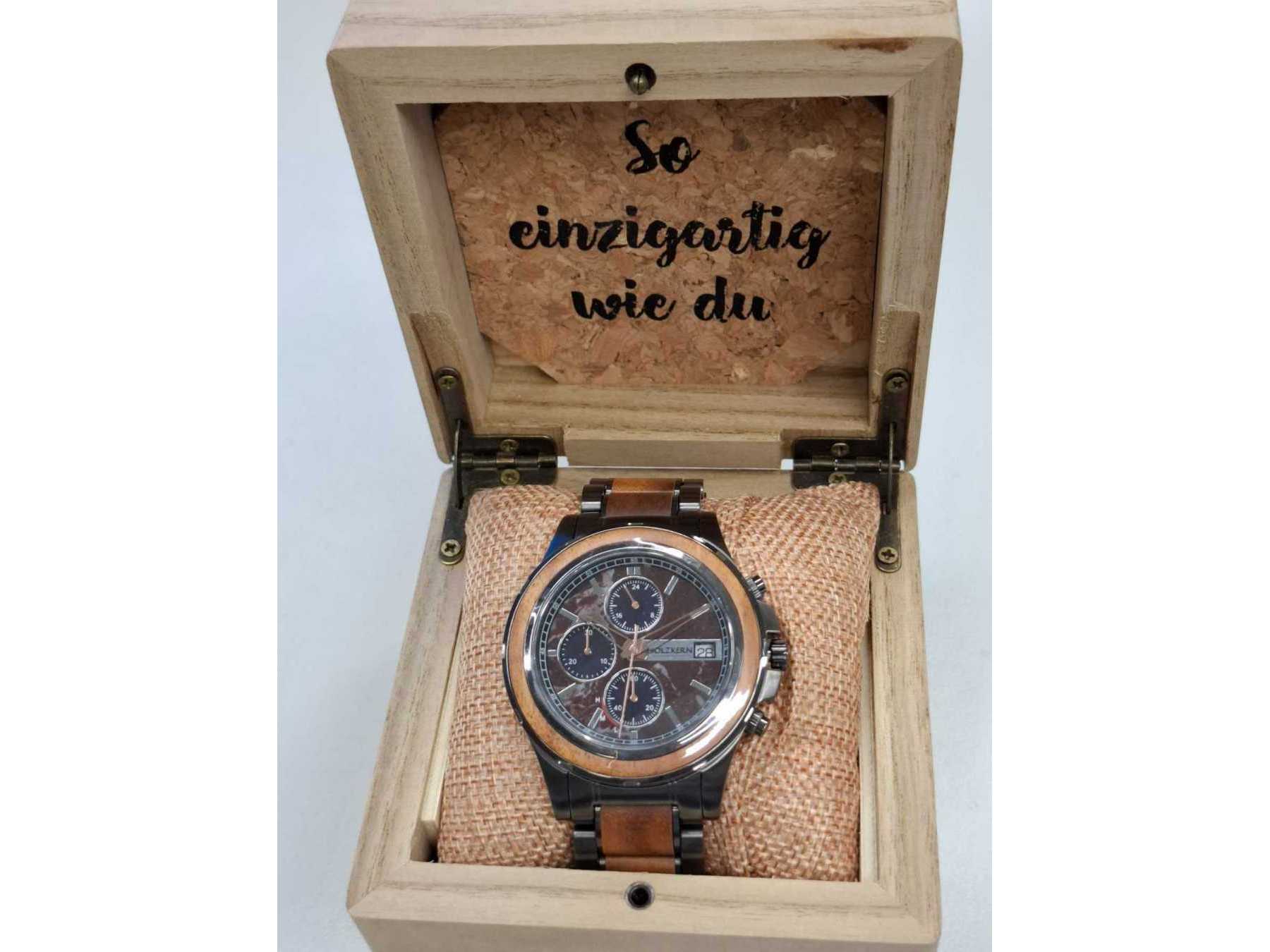 Uhr in Uhrenbox