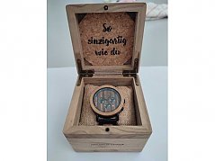 Uhr in Uhrenbox