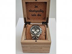 Uhr in Uhrenbox