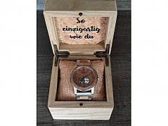 Uhr in Uhrenbox
