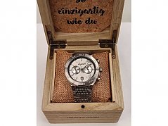 Uhr in Box