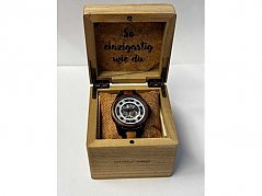 Uhr in Box