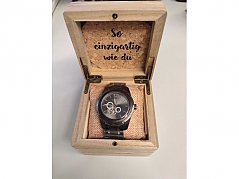 Uhr in Uhrenbox