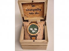 Uhr in Box