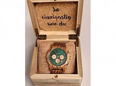 Uhr in Uhrenbox