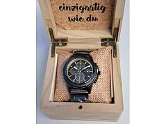 Uhr in Uhrenbox