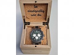 Uhr in Uhrenbox