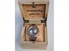 Uhr in Uhrenbox