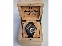 Uhr in Uhrenbox