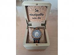 Uhr in Box