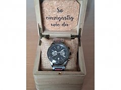 Uhr in Uhrenbox