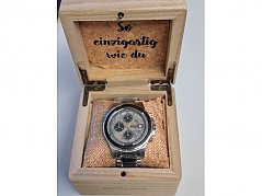 Uhr in Uhrenbox
