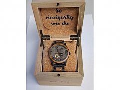 Uhr in Uhrenbox