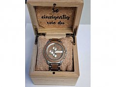 Uhr in Box