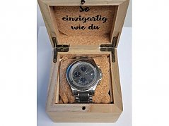 Uhr in Box