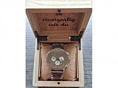 Uhr in Uhrenbox