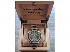 Uhr in Uhrenbox