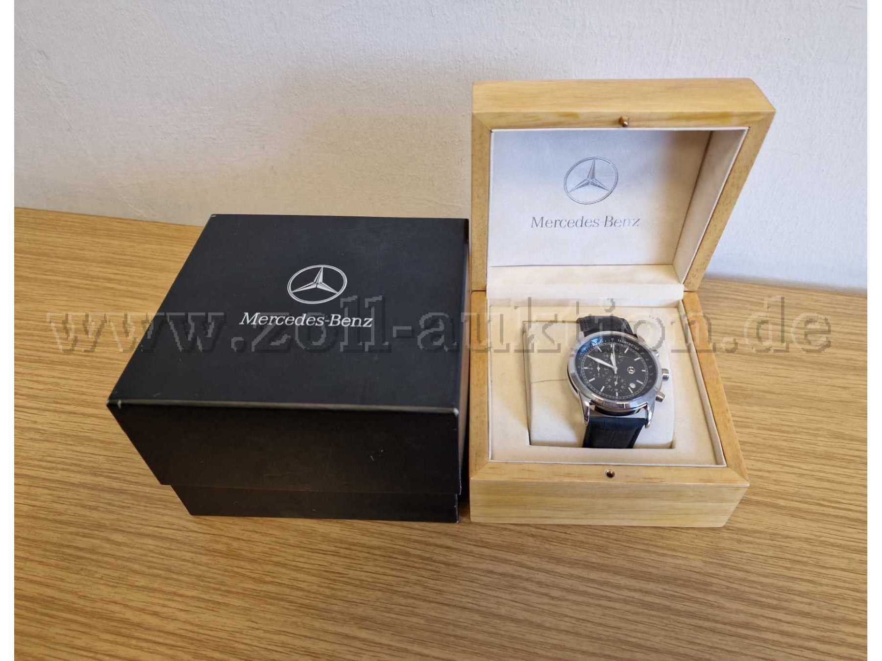 Gesamtansicht Armbanduhr mit Box