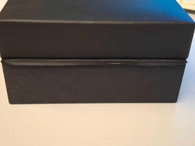 Beschädigung an der Rückseite der Box