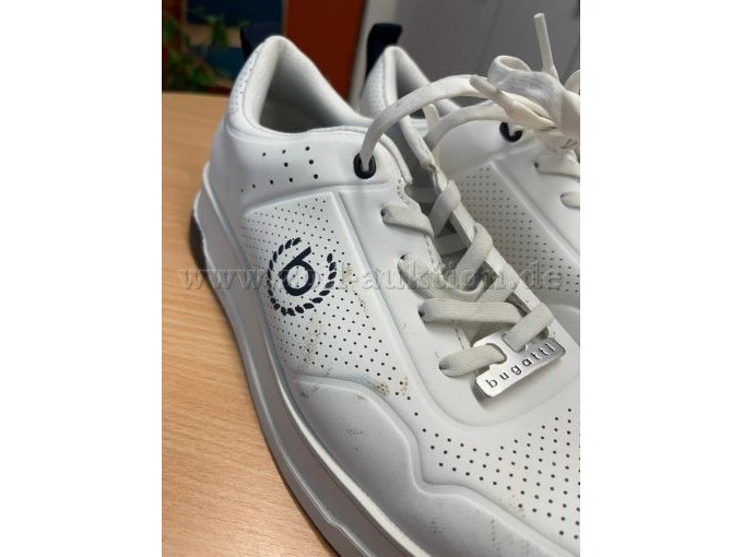 Abrieb am rechten Schuh