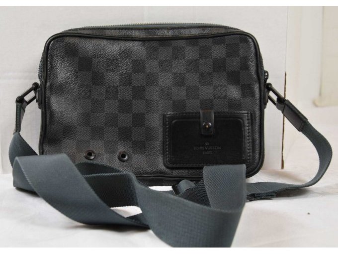 1 Herrentasche „Louis Vuitton“ Modell: Alpha Messenger Bag Damier