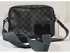 1 Herrentasche „Louis Vuitton“ Modell: Alpha Messenger Bag Damier