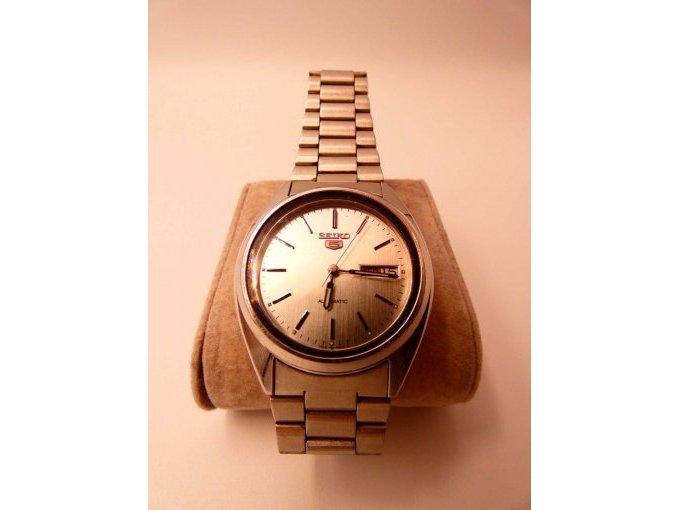 Herrenuhr SEIKO_ Blick auf Ziffernblatt, und oberer Teil des Armbands Herrenuhr SEIKO_ Blick auf Ziffernblatt, und oberer Teil des Armbands