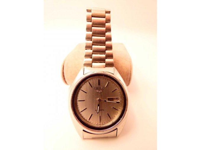 Herrenuhr SEIKO_ Ansicht auf oberen Teil des Armbands mit Ziffernblatt