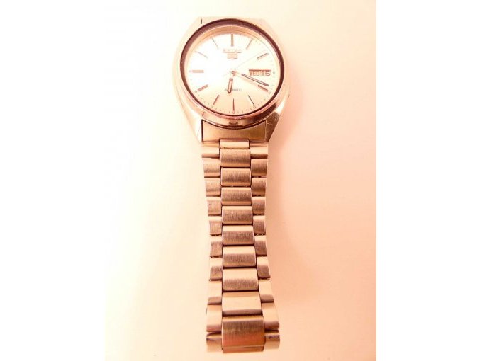 Herrenuhr SEIKO_ Ansicht auf unteren Teil des Armbands mit Ziffernblatt