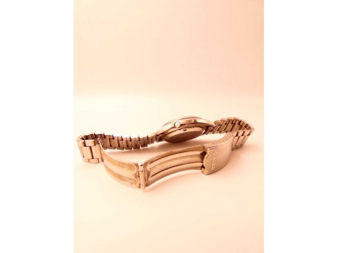 Herrenuhr SEIKO_ Faltverschluss geöffnet mit Blick auf Rückseite des Armbands