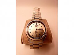 Herrenuhr SEIKO_ Blick auf Ziffernblatt, und oberer Teil des Armbands