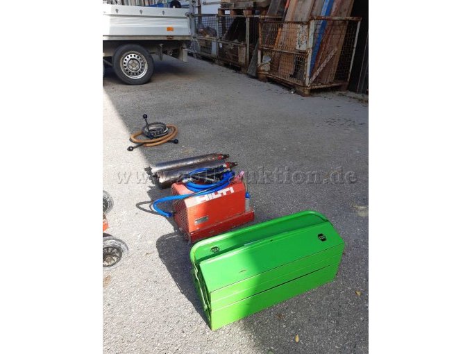 Werkzeugkasten, Vakuumpumpe, Bohrkronen und Wasserauffangring