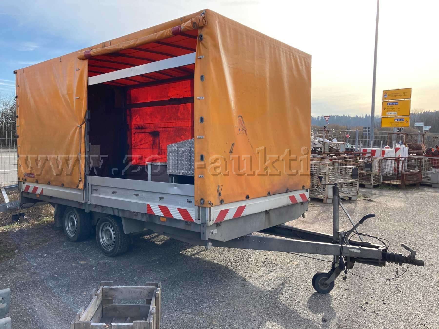 Anhänger mit Planenaufbau