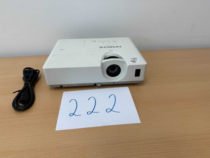 Hitachi CP-EX250N 
Ansicht von vorne mit Stromkabel
