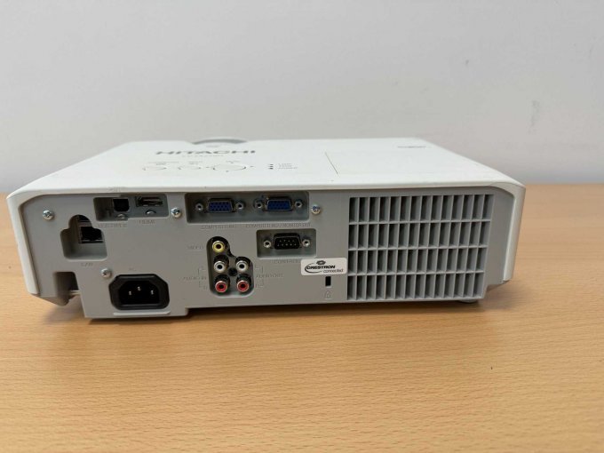 Hitachi CP-EX250N 
Ansicht der Anschlüsse hinten