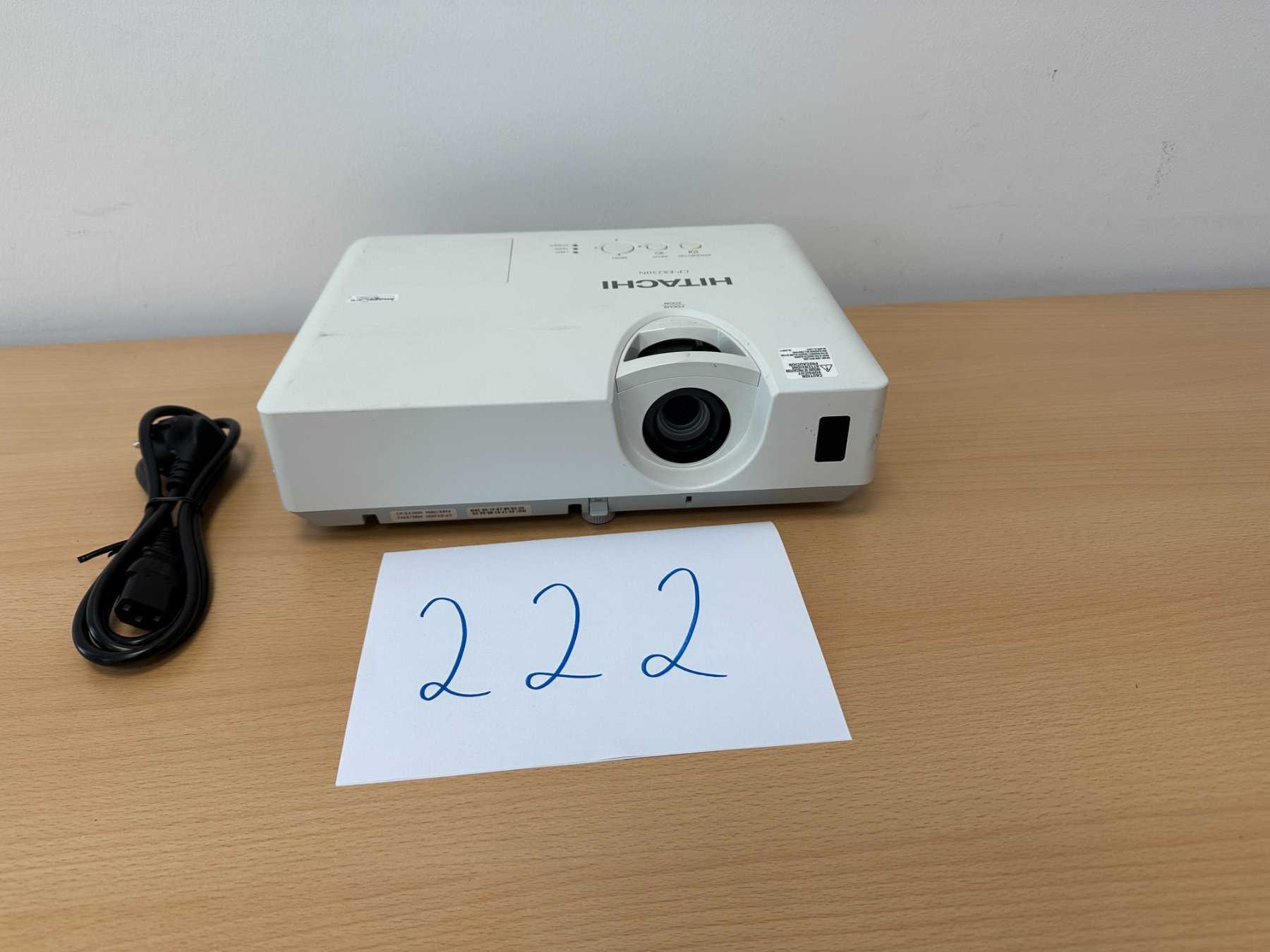 Hitachi CP-EX250N 
Ansicht von vorne mit Stromkabel