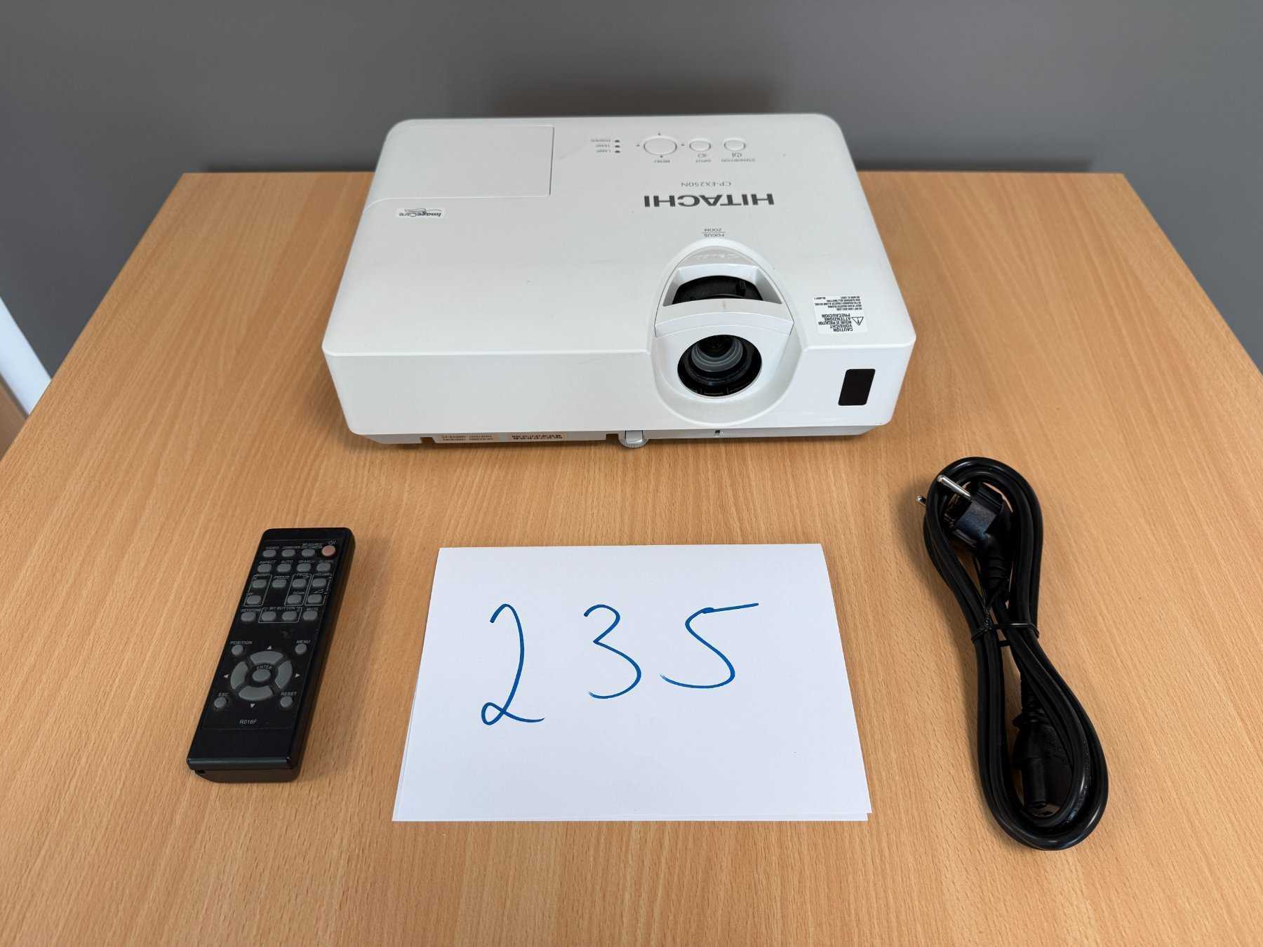Hitachi CP-EX250N
mit Stromkabel und Fernbedienung