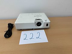 Hitachi CP-EX250N 
Ansicht von vorne mit Stromkabel