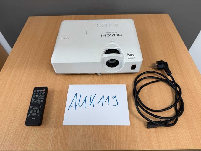 Hitachi CP-WX3541WN
mit Fernbedienung und Netzteil
Ansicht von vorne