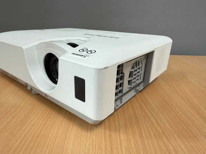 Hitachi CP-WX3541WN
icht von vorne