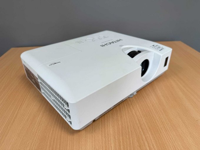 Hitachi CP-WX3541WN Beamer
Ansicht von vorne