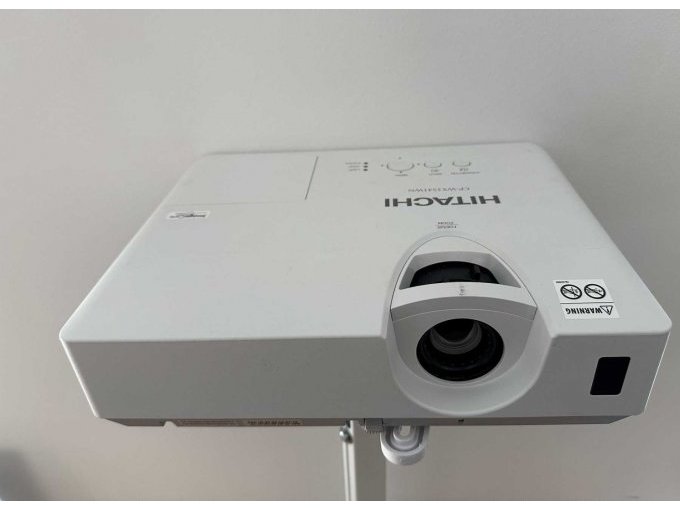 Hitachi CP-WX3541WN Beamer 
Ansicht von vorne