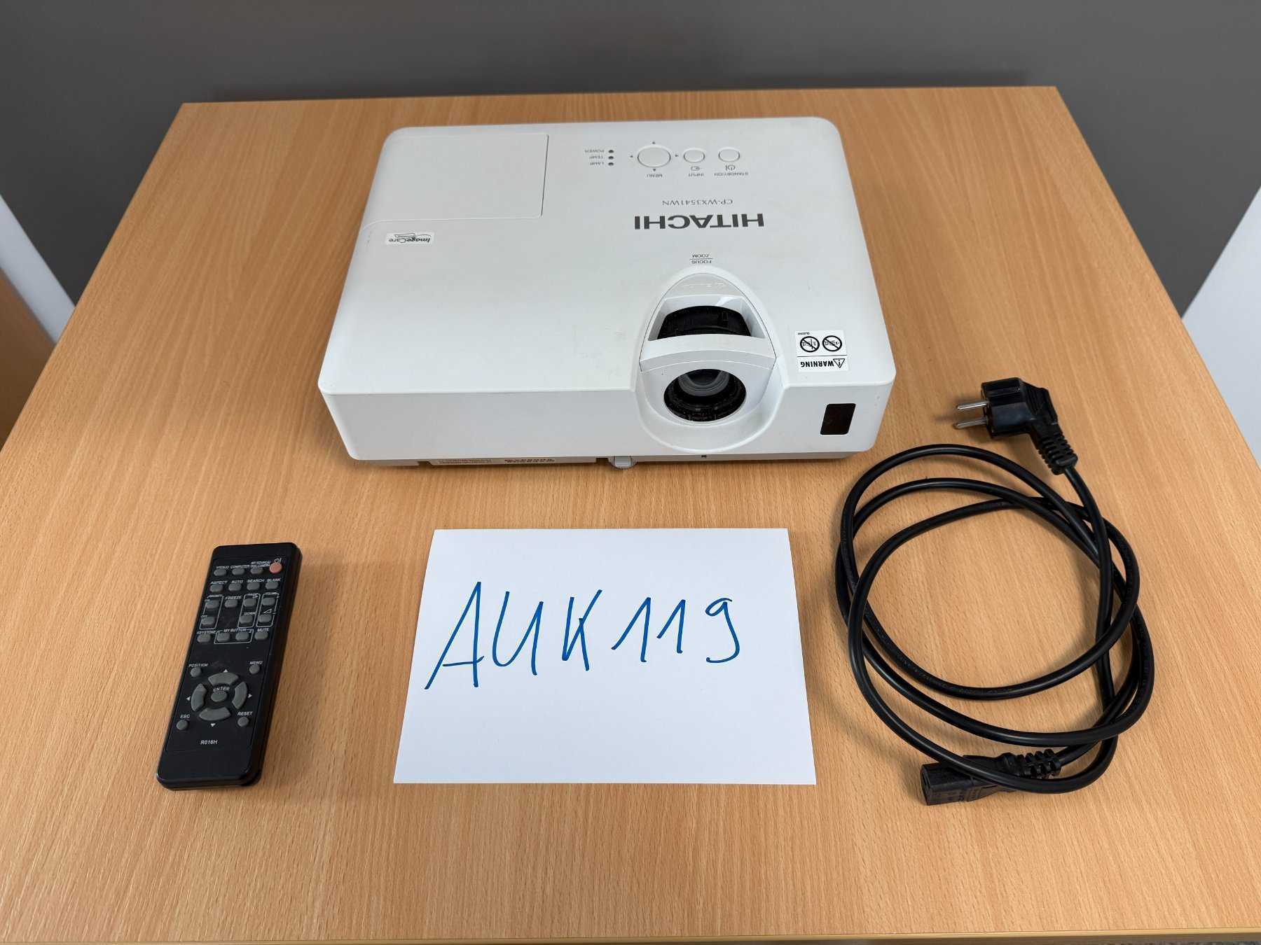 Hitachi CP-WX3541WN
mit Fernbedienung und Netzteil
Ansicht von vorne