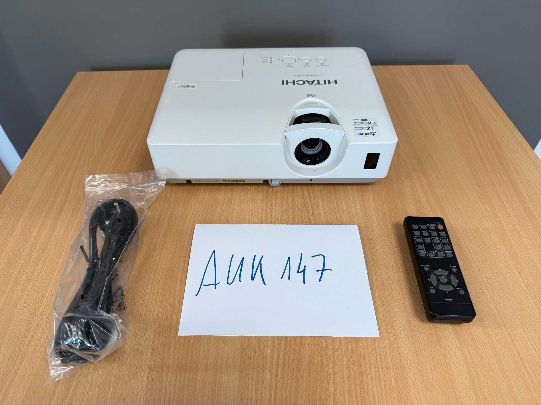 Hitachi CP-WX3541WN Beamer mit Netzkabel und Fernbedienung