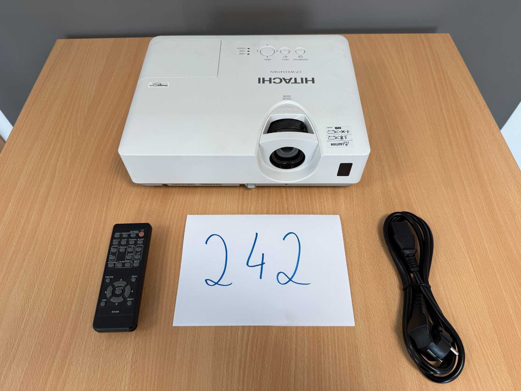 Hitachi CP-WX3541WN Beamer
mit Stromkabel und Fernbedienung