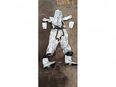 Komplettansicht Hitzeschutzanzug mit Schuhen und Handschuhen