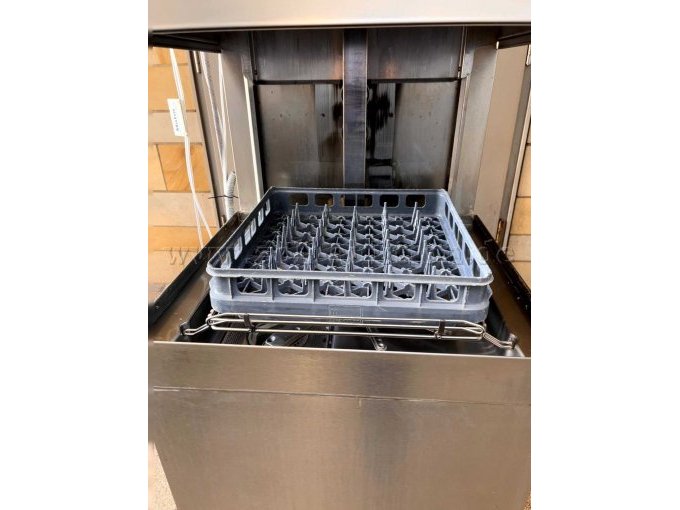 von vorne, offen, mit Geschirrkorb