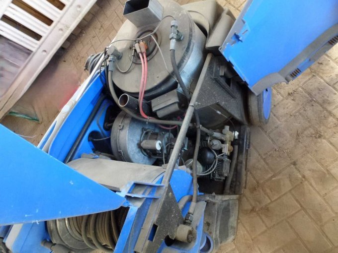 Ansicht vom Innenraum mit div. Anschlüssen