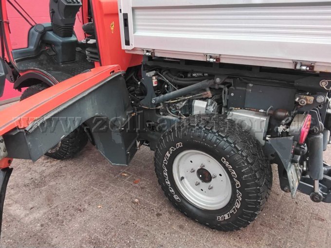 unter dem Kotflügel links