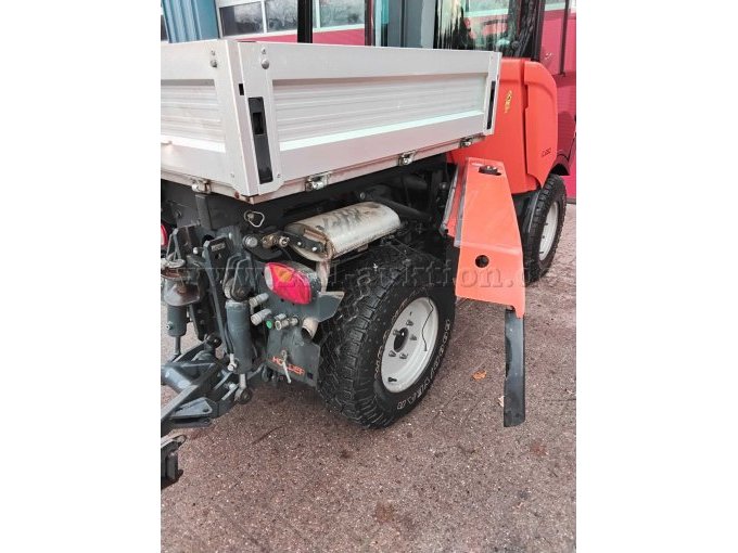 unter dem Kotflügel rechts